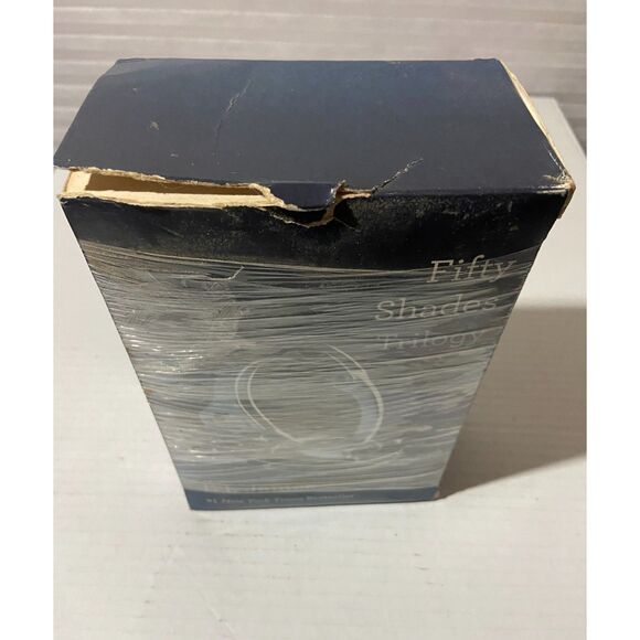 Fifty Shades Trilogy EL James slipcase set of books - Picture 3 of 5